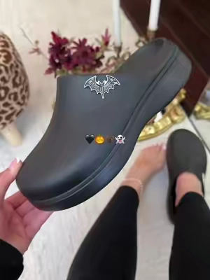 🖤🎃🦇👻 Brand new crocs dylan notched clogs and Halloween jibbitz! #crocs #crocsnewarrivals 