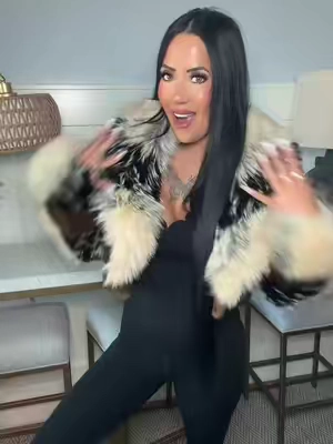 This faux fur jacket is doing the most in the best way 🤎✨ #FauxFurJacket #FurJacket #WomensJacket #FallFashion #WinterFashion 