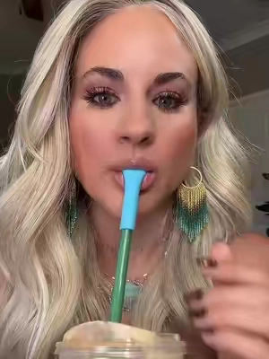 The bestanti aging hack for your lips… these straws #straws #antiagingtips #antiaginghack #smokerlines #antiwrinklestraw 