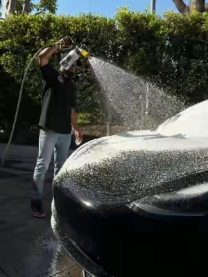 ¡Cómo lavar un coche negro bajo el sol! #detailing #parati #chemicalguys #fypchallenge