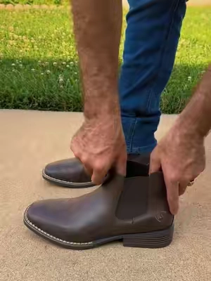 Botas vaqueras al estilo Chelsea para hombre 👨🏻  Elige tu color favorito desde el carrito naranja para obtenerlas a un súper precio + envío gratis.  🇺🇸  #chelseaboots #bootsformen #botasvaqueras #mens #trocas 