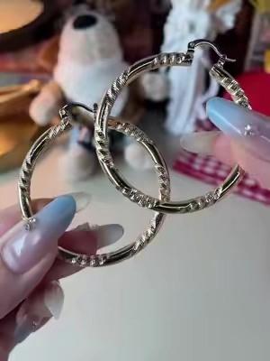 obsessed with these 14k gold plated hoops #findchic #tiktokshopstockup #TikTokshopbacktoschool #hoopearrings #everydayjewelry