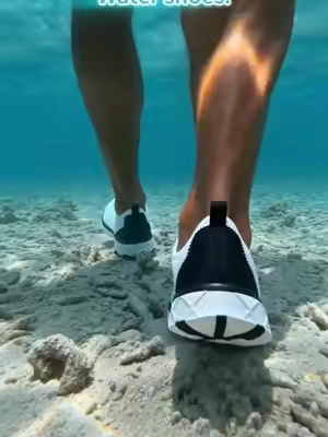 Stopsliding,startlookingfly.⚡️Fromslipperypooldeckstocitystreets,thesearetheultimatetechwearupgrade.Thatgripisnojoke.😤 #TikTokShopSummerSale Getyoursbeforethey’regone!#clogs#summeressentials#slipproof#ootdmen