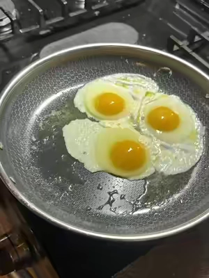 It’s a pretty good pan ngl #hexclad #skillet #hexcladskillet #fyp 