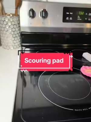 Wait… #scouringpads #cleaninghacks #stovecleaning #stoveclean #kitchencleaning 