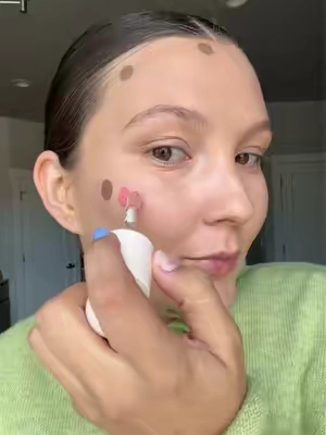 How gorgeous 🤌🏼 love @Rare Beauty #rarebeauty #rarebeautyblush #easymakeup #tiktokshopcreatorpicks #TikTokshopbacktoschool 