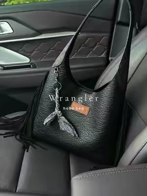 So pretty 🍂 @Vaqueras Outfitters #purse #shoulderbag #fallaesthetic #hobobag 