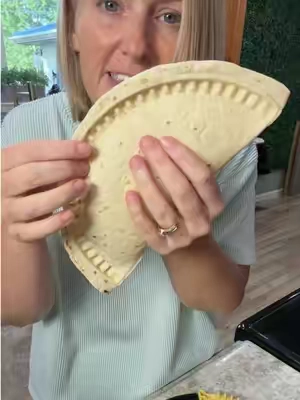 They also have a smaller version of this #kitchengadgets #cookinggadgets #quesadilla #tortilla #crimpit