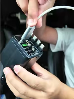 Eleva la experiencia de tus viajes nocturnos con el nuevo cargador para auto retráctil 9 en 1: máxima velocidad de carga para tus dispositivos y una espectacular luz de ambiente que hará lucir tu consola como de lujo. ⚡️🚗🌌🔋 #InteriorDeAuto #CochesDeLujo #AccesoriosDeAuto #CarTokEspanol #LucesParaCoche