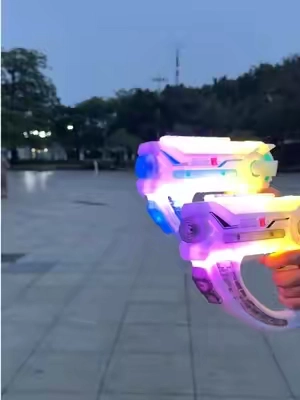 This cool electric water gun can fascinate all children#childrentoys #cool#tiktokshop #electricwatergun #waterguntoy 