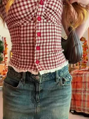 the pocket details on this denim skirt are adorable 🍎🍁