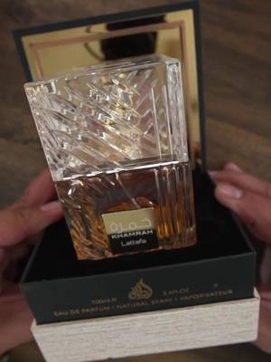 Perfume Lattafa Khamrah unisex, con un aroma dulce y cálido de vainilla que se combina con notas envolventes tipo gourmand, presentado en frasco de cristal tallado con detalles elegantes. Ideal para el día a día o como regalo especial. #lattafa #khamrah #perfumeunisex #tiktokshop #fraganciavainilla