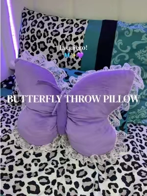 un poquito de mariposas para hacer tu casa más especial 🦋💜 #butterfly #mariposa #butterflythrowpillow #butterflypillow #cojindemariposa 