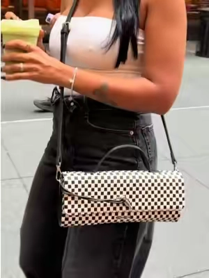 A day in New York City with my Posh Clutch 🗽✨ The perfect little touch to every NYC look. 🖤 #NewYorkCity #NYCStyle #PoshClutch #CityGirl #irisandrainbow 