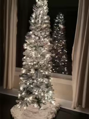 The most stunning flocked and pre lit Christmas tree✨🎄 #christmastree #christmastrees #christmascountdown #christmasdecor #holidaydecor @SHareconn 