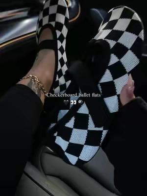 Cozy moment.🏁🖤#checkerboard #maryjaneshoes #sockshoes #barefootshoes #balletflats 