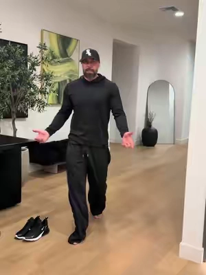 These light weight everyday athletic pants from Haus will give you the comfort you that elevated look that’s almost impossible to find with sweats without sacrificing comfort! - #mensfashion #fitover40 #blackfriday #athleticpants #sweats 