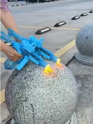 This cool electric water gun can fascinate all children#childrentoys #cool#tiktokshop #electricwatergun #waterguntoy 