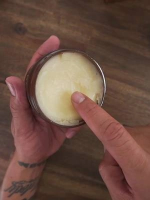 Crowned Skin Reign es una body butter para hombre que combina hidratación con un aroma fresco y náutico de sal de mar, cuero y patchouli. Formulada con shea butter, mango butter y aceite de jojoba para una rutina corporal fácil con aroma masculino. #CrownedSkin #BodyButter #SkincareHombre #CuidadoPersonal #FraganciaHombre 