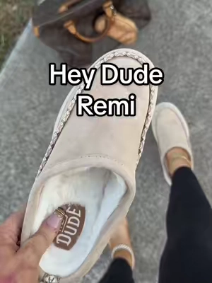 Soooo incredibly soft and I’m not being dramatic!! #heydude #heyduderemi #heyduderemiclogs #heydudeclogs #tiktokshopcreatorpicks 