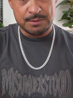 Cadena Cuban Monaco de Holylegend de 24 pulgadas con acabado plateado y diseño de eslabón cubano. Un accesorio sencillo para darle más presencia a playeras y outfits básicos sin tener que gastar en una pieza de plata sólida. #CadenaCubana #CubanChain #MensJewelry #AccesoriosHombre #EstiloHombre 