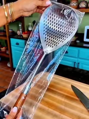 Este colador grande de acero inoxidable es muy duradero, su mango de madera se siente muy cómodo al agarrarlo. Es ideal para freír alimentos, sacar pastas y escaldar verduras. #fyp#tiktokshopmemorialday#DealsForYouDays#TikTokshopbacktoschool#SohoChic