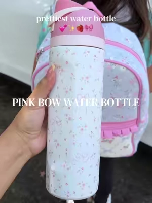 it matches her bookbag perfectly 🍓🎀🩷 #waterbottle #kidstumbler #backtoschoolshopping #girlswaterbottle #stainlesssteelwaterbottle 
