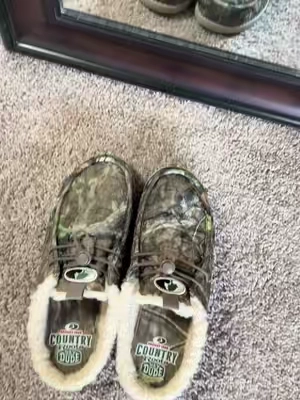 All camo, all comfort 🌲🔥 #tiktokshopcreatorpicks #TikTokshopbacktoschool #camo #HEYDUDE #WendyWallySlipper @HeyDude @Mossy Oak 