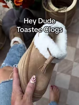Hey dude slipper boots are so comfy cozy 🍂✨🧸☁️ #heydude #heyduderemitoasteeclog #heydudeclogs #heyduderemi #fallboots 