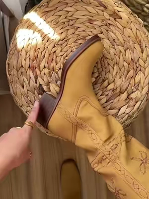 Give me anything embroidered and I’m sold 👏🏼 #fallboots #boots #kneehighboots #falltrends 