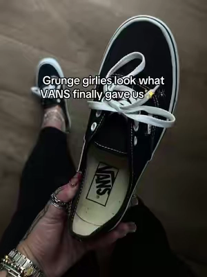 VANS authentic low top SHOES 🖤✨.@vans 