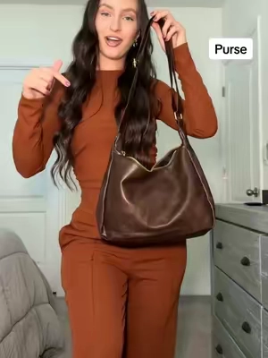 This purse works for a sleepover, downtown, work, school, etc 👜🍂 #brownpurse #fallpurse #fallshoulderbag #retropurse #vintagepurse 