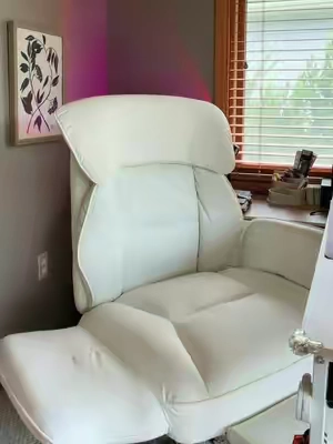 POV: you finally found an office chair that understands you were never going to sit normally anyway 😂 Cross-legged, feet up, stretched out… AND it has a footrest. This is my kind of office chair. @Dowinx Home  #officechair #workfromhome #deskchair #homeoffice #officemusthaves 