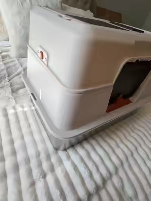 🐾 no more scratched up plastic, no more weird smell that never fully goes away no matter how much you scrub it. stainless steel is so much easier to actually keep clean and it just looks better too ngl. linked it for you 🎀 #stainlesssteellitterbox #catmomessentials #cattiktok #litterboxhack #catproducts 