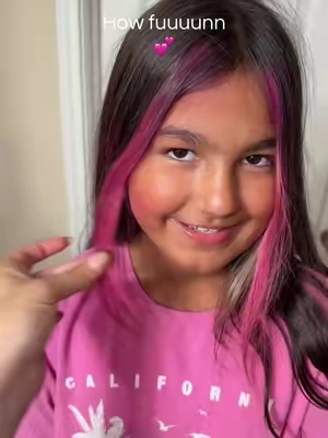 Non-toxic and so freaking cute. The pigment is there.!! 100/10 💕 #hairchalk ##coloredhair##peekaboohair