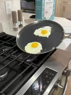 Oh they weren’t kidding 😀 #hexclad #potsandpans #cooking #cookingtiktok #nonstick 