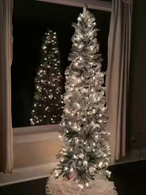 The most stunning pre lit and flocked Christmas tree🎄✨ #christmastree #christmasdecor #christmas2026 #christmas #christmascountdown @SHareconn 