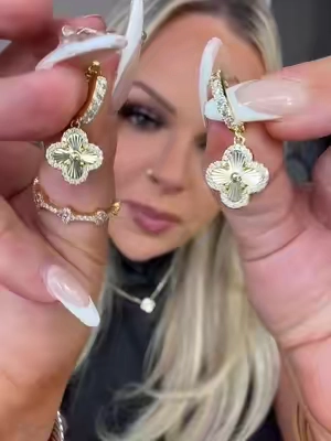Pavoi we have to talk because?!! Yall are life savers and wallet savers!! lol #jewelrytiktok #makeuphacks #earrings #fashiontiktok #pavoijewelry 