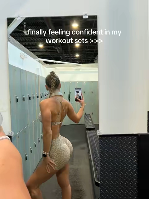So good #workoutset #matchingset #gymoutfit #girlswholift #gymgirl 