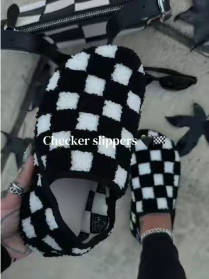Obsessed with these 🖤🖤🖤 I would size up if you’re at the top of the size. I’m 8.5 and the next size up would have been extra perfect @WateLves #affordableslippers #affordableshoes #slippershoes #altoutfits #TikTokshopbacktoschool 