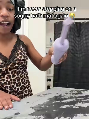This literally dried in less than 60 seconds  #StoneBathMat #BathroomFinds #BathroomMustHaves #HomeFinds #TikTokMadeMeBuyIt 