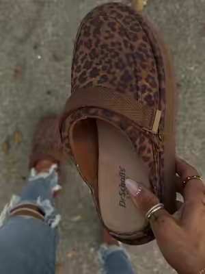 Anything leopard print and comfortable, that’s definitely coming home with me @drschollsofficial #drscholls #clogs 
