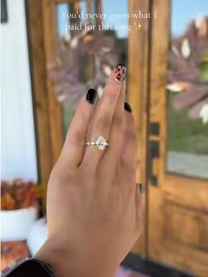 This ring is stunningg & SO affordable 🤩 it comes in gold & silver! #engagementring #weddingring #ovalring #goldring #travelring 