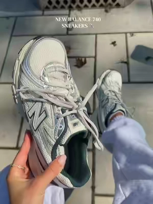 Love that they’re green because I feel like green is such a hard color to find a shoe to go with✨ #sneakers #newbalance #fallshoes 