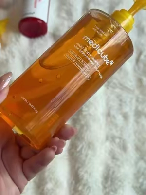 the bodycare holy grail for smooth legs and glowy body skin ✨💛 @medicube global @medicube US Store #medicube #bodycareproducts #thatgirl #smoothlegs #tiktokshopcreatorpicks 
