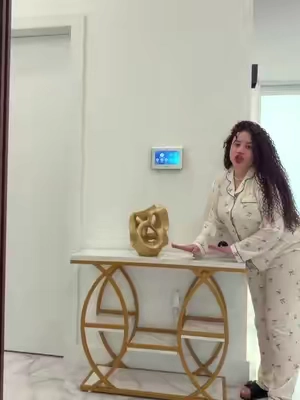 Mesa consola estrecha con almacenamiento de 4 niveles, perfecta para entrada, pasillo o espacios pequeños. Combina madera con estructura metálica y convierte una pared vacía en almacenamiento + decoración sin ocupar demasiado espacio. #consoletable #entrywaydecor #homedecor #furniture #tiktokshop 