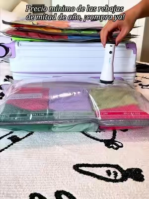 Deja de llenar tus abrigos de invierno y suéteres pesados en el armario con este conjunto de almacenamiento al vacío. Dobla, cierra, presiona el botón y mira cómo se encoge. Ahorro de espacio, sin desorden, perfecto para la familia o para viajar! 🧥 ✨ Haga clic en el enlace y empacar ahora! #TrucoDeViaje #BolsaAlVacio #OrganizadorAlVacio #BolsaViajeAlVacio #ahorroespacioviaje 