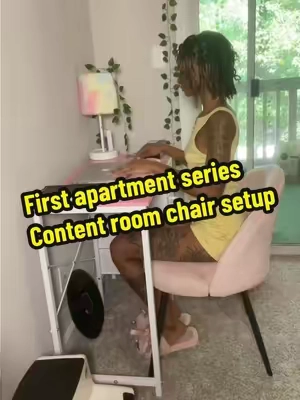 This vanity chair is so cute now I just need some rugs in my content. Room will be done. ❤️❤️🥳 ##firstapartmentessentials##contentroomchronicles