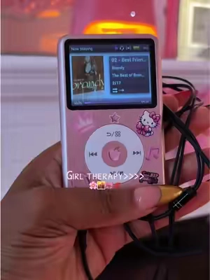 So nostalgic, I can’t wait to put all my favorite ole school songs on here and yes I paid for my music👌🏾🎶 I don’t have time doing all that extra stuff, thangyaa. #mp3 #mp3player #nostalgiacore #musicplayer #bluetoothmp3 