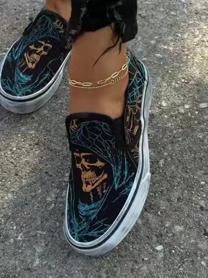 Okay but was definitely not expecting them to glow in the dark🖤🔥 @vans #vans #offthewall 